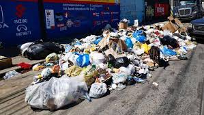aceras con basura y maleza en Santo Domingo Oeste Contenido